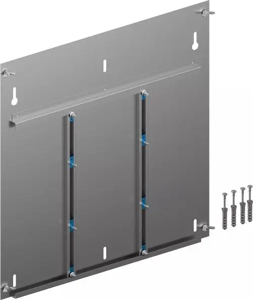 Vario Schrankrückwand von Uponor, montiert, mit mehreren Schlitzen und Schrauben zur Befestigung, geeignet für verschiedene Anwendungen und Aufbauten.